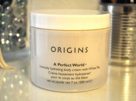 Perfect World de Origins: Crema corporal altamente hidratante con té de la línea Perfect World